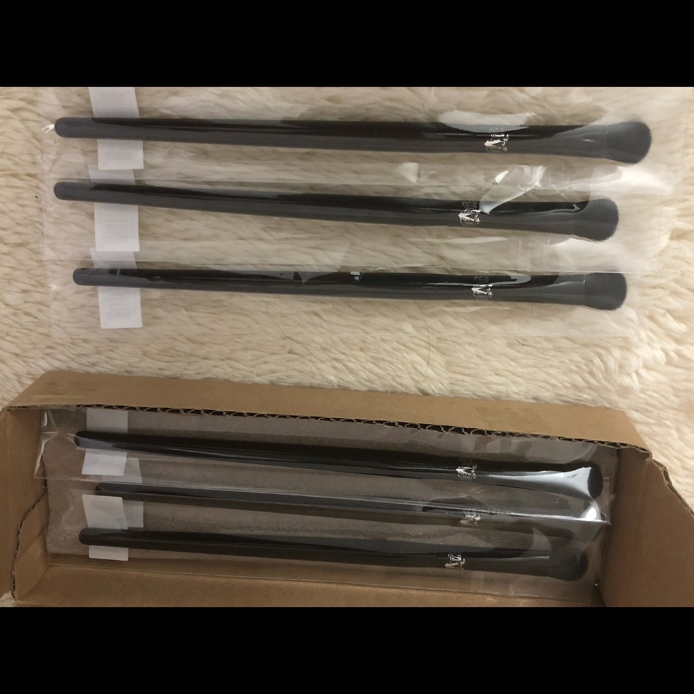 Kat Von D eyeshadow brush - Picture 3 of 4